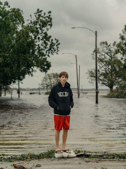 Zack Rosner 14 verkent een ondergelopen park in New Bern North Carolina nadat orkaan Florence op vrijdag aan land kwam