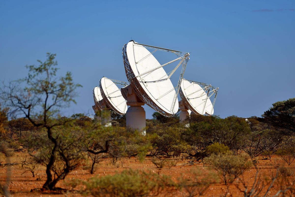 Met behulp van een cluster van radioschotels de Australian Square Kilometre Array Pathfinder ASKAP waarvan enkele op de foto zijn te zien hebben astronomen voor het eerst de exacte oorsprong van een fast radio burst FRB aan de nachthemel kunnen lokaliseren