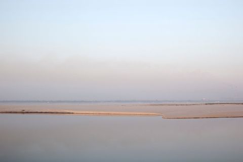 Een strook land in het midden van de rivier de Ganges is drooggevallen nadat de Indiase overheid de Farakkastuwdam heeft laten aanleggen waardoor het meeste water van de Ganges naar Calcutta wordt geleid