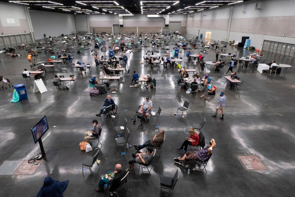 Inwoners van Portland verblijven op 27 juni in het Oregon Convention Center Hier werd een tijdelijk koeltecentrum ingericht toen de Pacific Northwest werd getroffen door een recordhittegolf In gebieden waar mensen niet gewend zijn aan warmte hebben woningen vaak geen airconditioning waardoor de bewoners risico lopen ziek te worden van de warmte