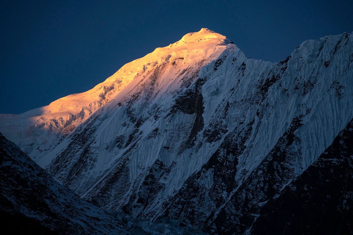 Zonlicht strijkt over de toppen van de Himalaya op 8 november 2018 gezien vanaf Manang in Nepal