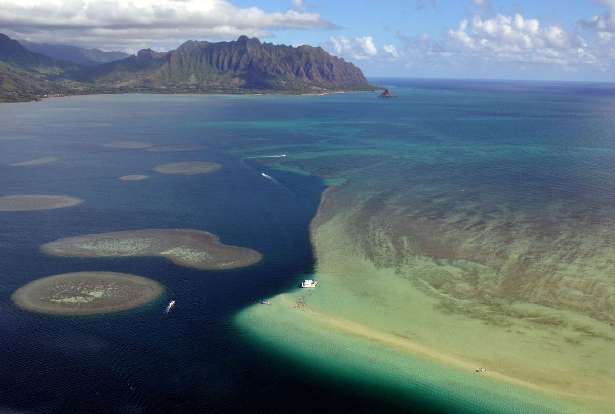 Een luchtopname van de zandbanken en koraalriffen van Kneohe Bay op Oahu Hawa
