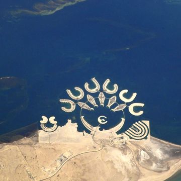 Op een foto die in 2021 vanuit het International Space Station is gemaakt is Durrat al Bahrain te zien een kunstmatige archipel voor de zuidpunt van Bahrein waaraan al tien jaar wordt gewerkt Het eilandstaatje in de Perzische Golf wil nog meer van dit soort opgespoten eilanden aanleggen