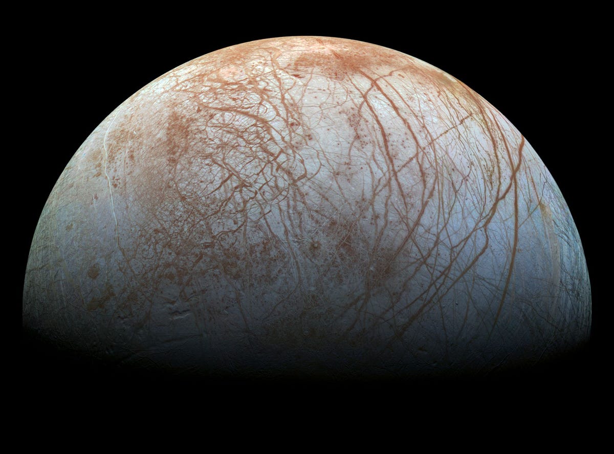 Europa is de op drie na grootste maan van Jupiter Onder het ijzige oppervlak ligt een oceaan die 60 tot 160 kilometer diep is