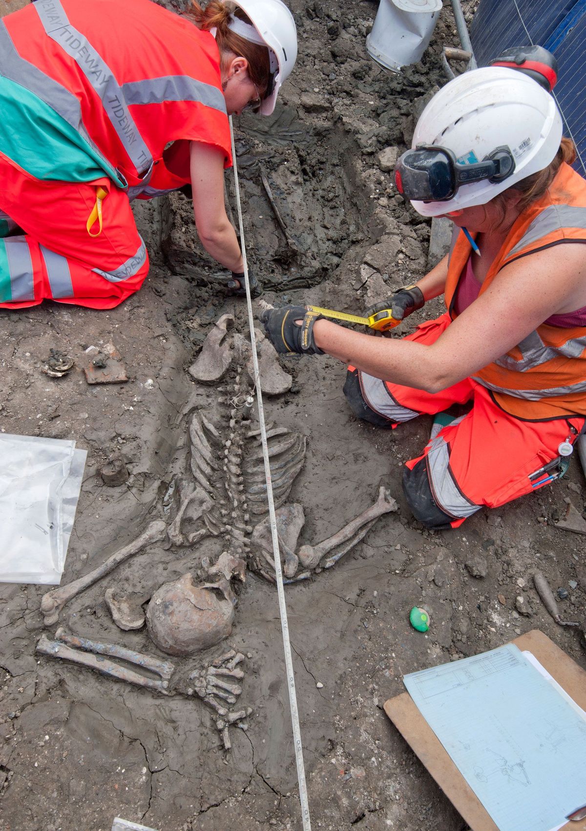 Archeologen in Londen bestuderen het skelet van een volwassen man van begin dertig dat ruim vijfhonderd jaar lang onaangeroerd is gebleven
