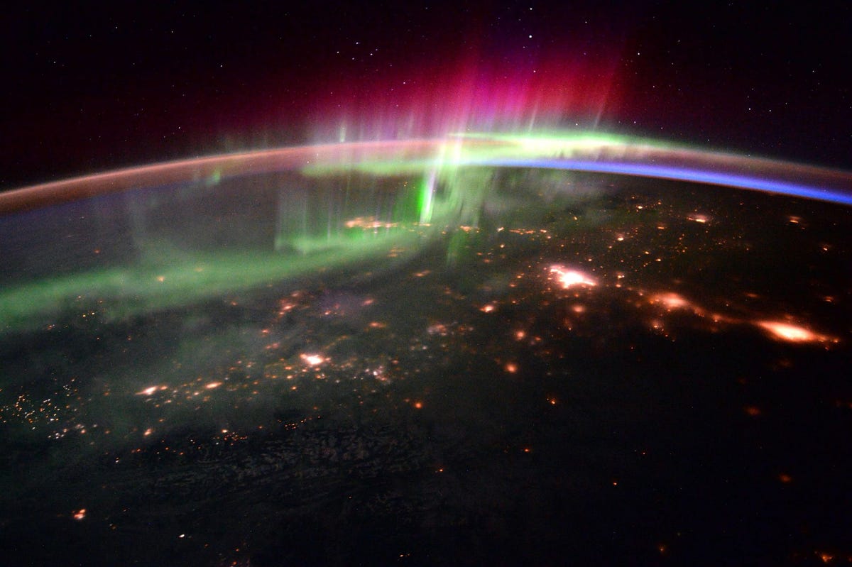 De wisselwerking tussen de zonnewind en het aardmagnetisch veld brengt verbluffende lichtshows voort zoals dit noorderlicht boven Canada Het kleurrijke schijnsel herinnert ons eraan welke belangrijke rol de magnetische ballon om de aarde speelt bij het beschermen van onze planeet tegen straling vanuit de ruimte