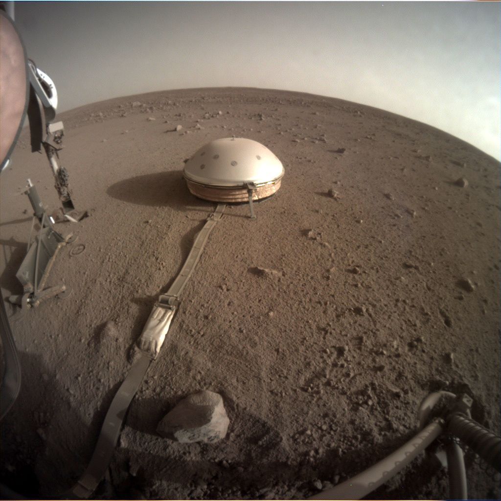 InSight is ontworpen om het binnenste van Mars in kaart te brengen Tot de vele instrumenten aan boord van de robotverkenner behoort ook de extreem gevoelige seismometer SEIS in het midden van de foto die elke huivering van de Rode Planeet registreert