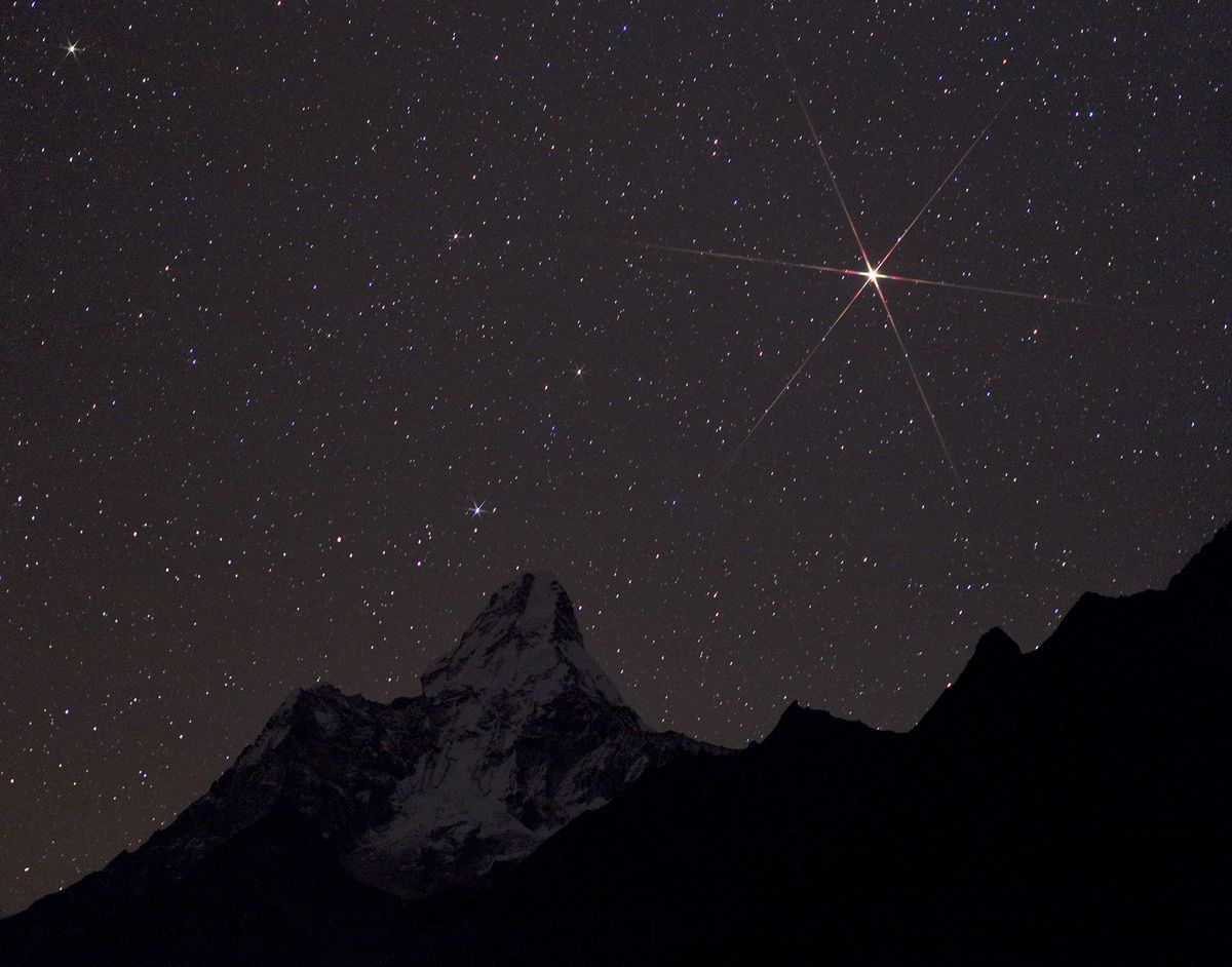 Mars staat te stralen boven het Sagarmatha National Park in Nepal