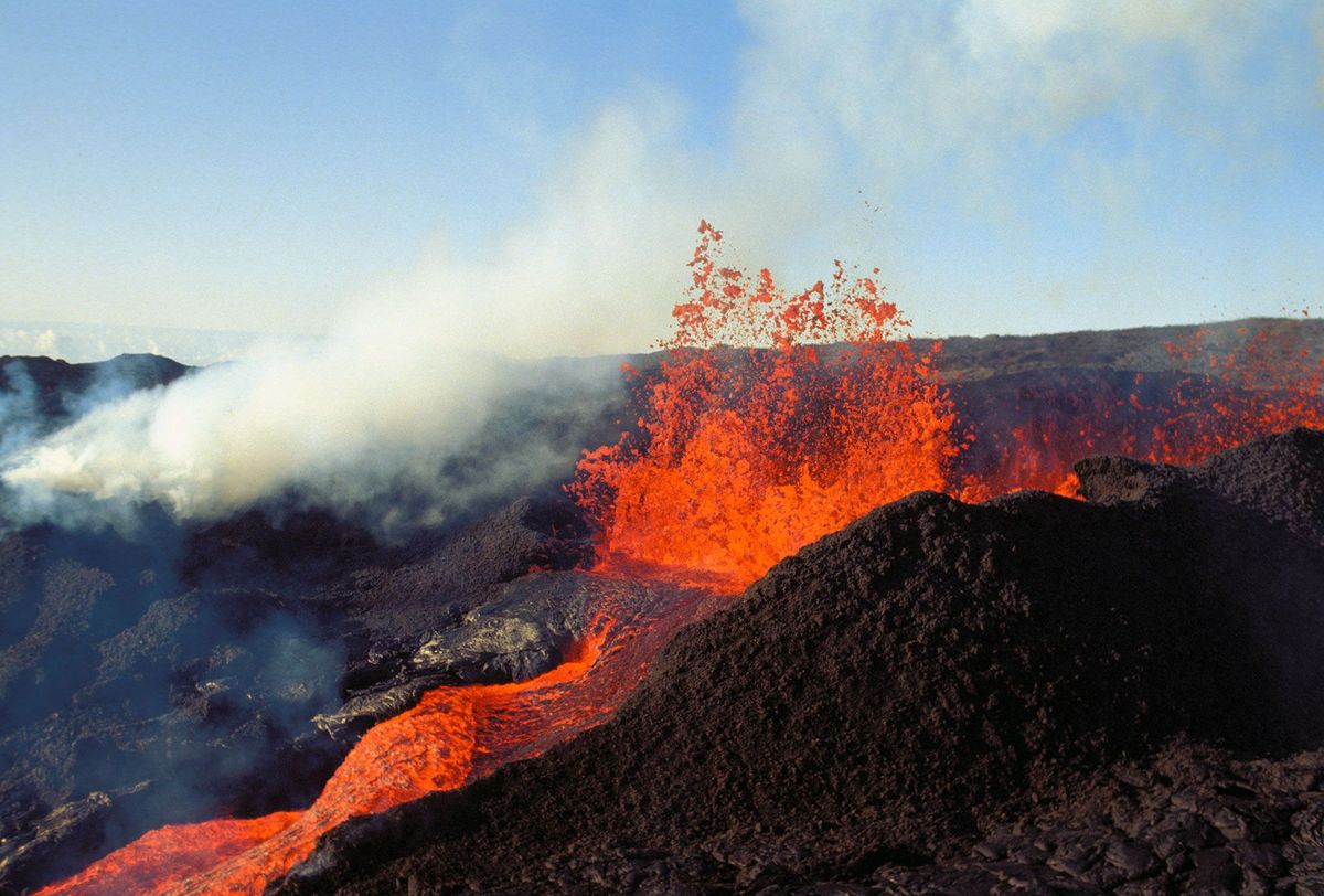 Lava wordt uitgestoten door de Mauna Loa op het hoofdeiland van Hawa De Mauna Loa is nu weer de grootste gesoleerde vulkaan op aarde
