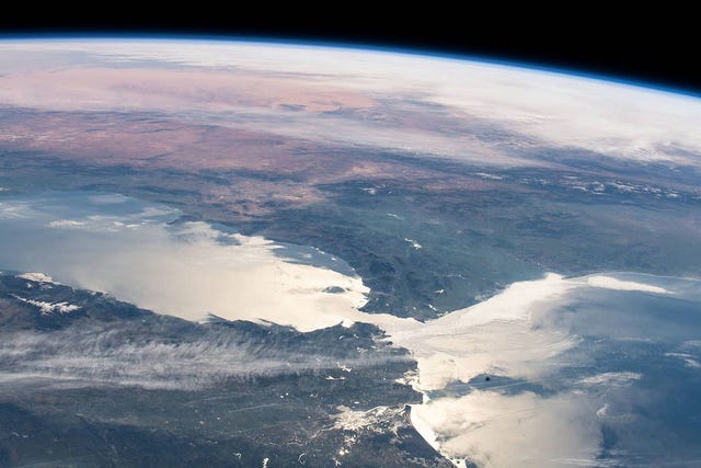Zoals is te zien op een foto die vanuit het International Space Station is genomen is de enige verbinding tussen de Middellandse Zee en de wereldzeen een smalle strook zee tussen Europa en Afrika de Straat van Gibraltar