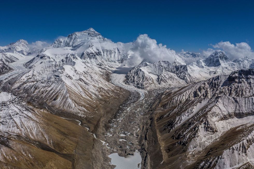 Vanaf het noordelijke Everestbasiskamp is de klimroute naar de hogere kampen en de top van de berg te zien