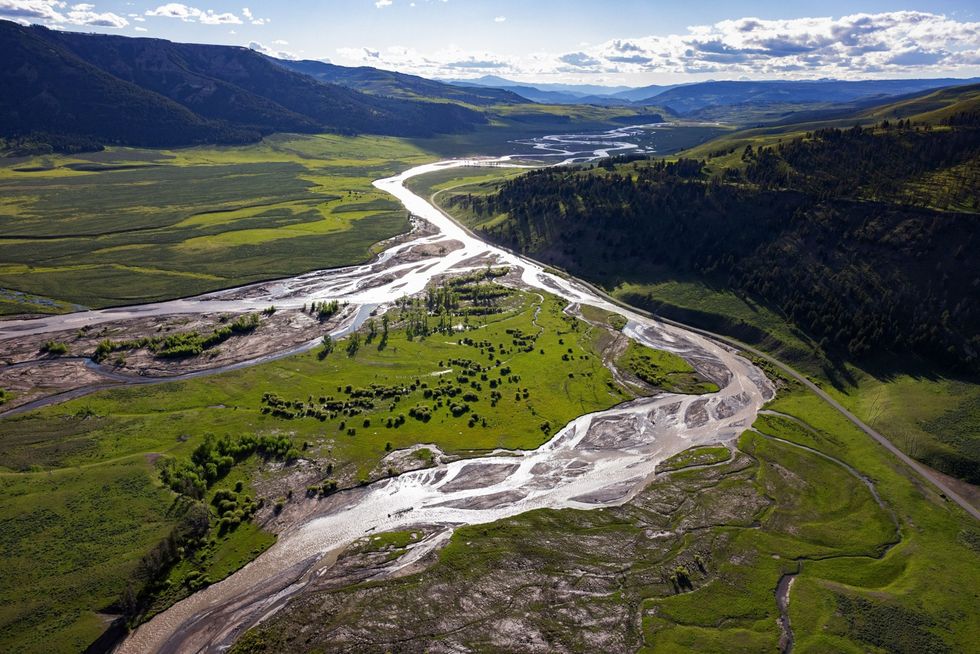 In de vallei van de Gardiner River even ten zuiden van de noordingang van het Yellowstone National Park heeft een stortvloed van water volgroeide bomen en een deel van de weg meegevoerd