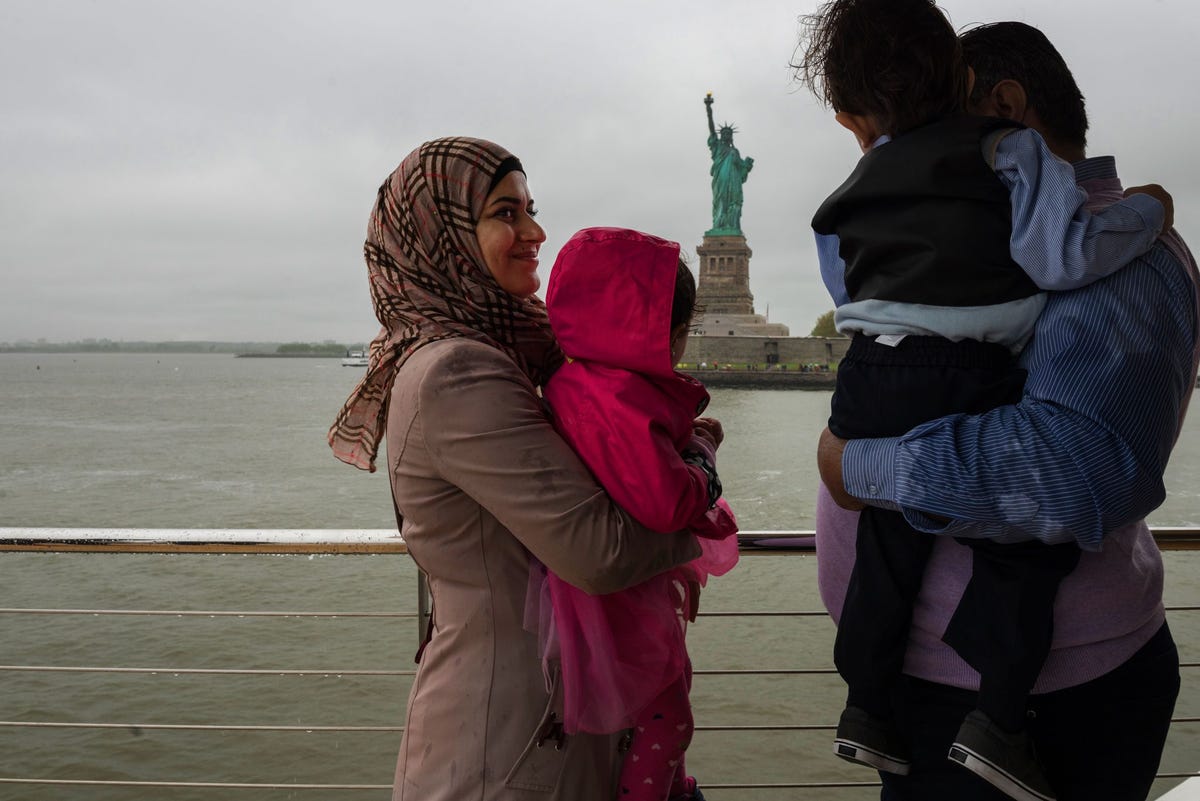Een groep Syrische vluchtelingen volgt met touroperator Real New York een rondleiding langs het Vrijheidsbeeld en andere bezienswaardigheden van New York waaronder het Museum of Natural History