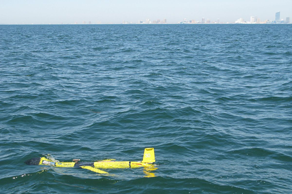 Een autonome gliderdrone dobbert ruim drie kilometer voor de kust van Atlantic City in zee nadat hij door een team van de Rutgers University te water is gelaten De onderzoekers gebruiken de drone om de zuurgraad van de oceaan te meten en meer inzicht te krijgen in de verzuring van het zeewater als gevolg van het stijgende CO2gehalte in de atmosfeer