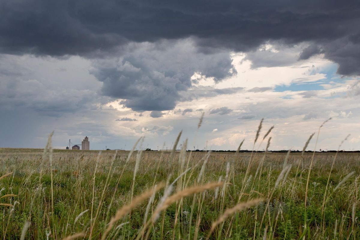 Onweerswolken pakken zich samen boven een akker in Oklahoma Geologen volgden het spoor van een ongebruikelijke trilling die door de Amerikaanse staat galmde en gedurende de zomer steeds frequenter werd en steeds verder reikte