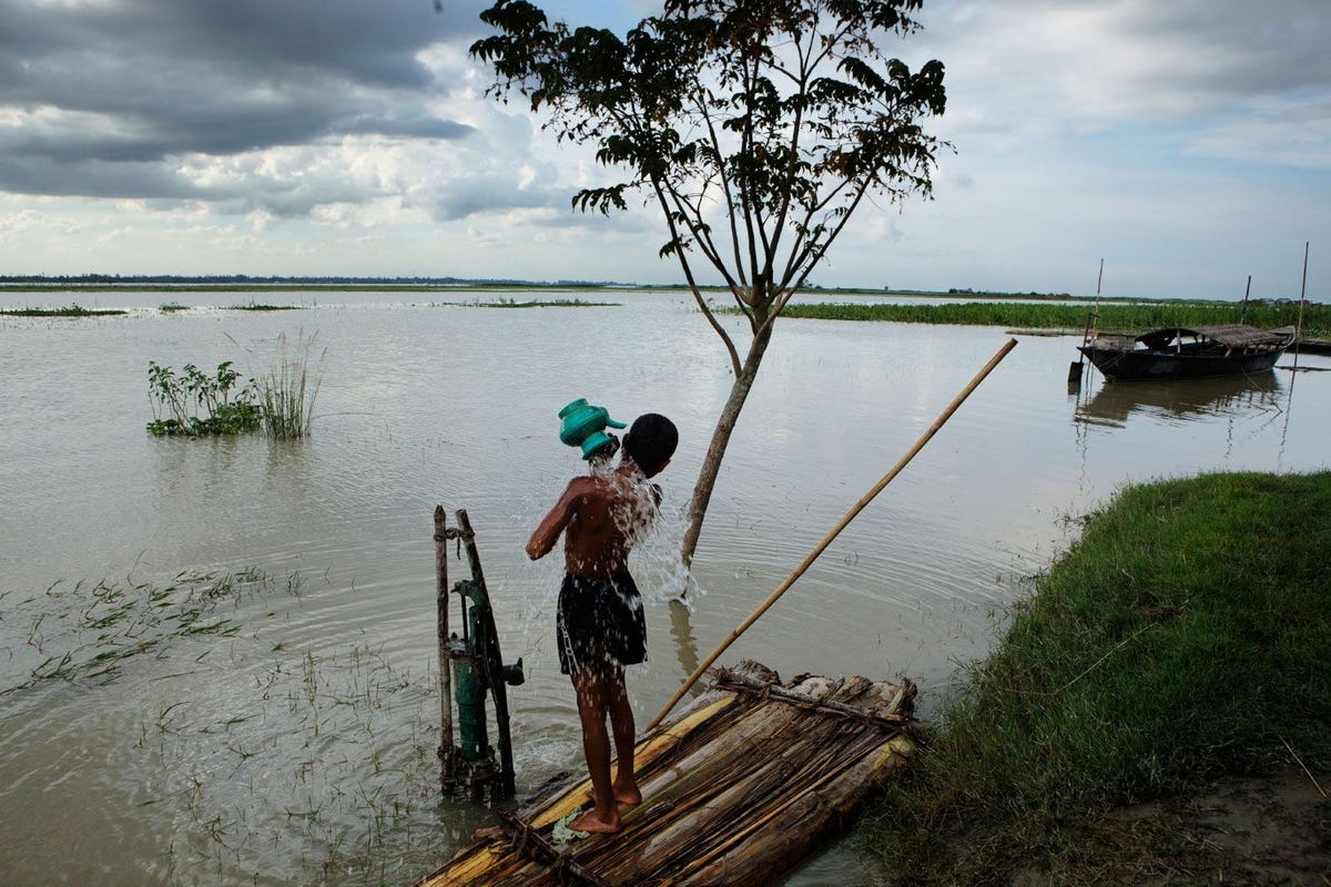De rivier de Brahmaputra in Bangladesh In Bangladesh zit er op sommige plekken driehonderd keer meer antibiotica in de rivier dan wat als veilig voor het milieu wordt beschouwd