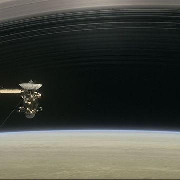 In deze illustratie is te zien hoe het ruimtevaartuig Cassini tijdens zijn laatste missie tussen Saturnus en zijn ringen door vliegt