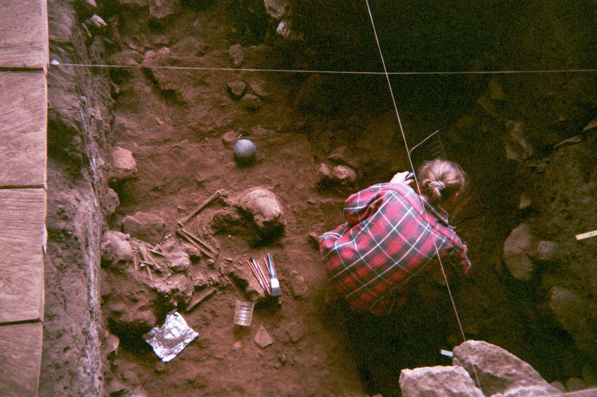 Onderzoekers hebben voor het eerst het genetisch materiaal geanalyseerd van vier personen die duizenden jaren geleden leefden rond de Shum Lakagrot in het westen van Kameroen Het onderzochte materiaal kwam van twee graven op deze vindplaats een van ongeveer drieduizend jaar geleden en de andere van rond de achtduizend jaar geleden Op deze foto is die laatste te zien tijdens de opgraving in 1994