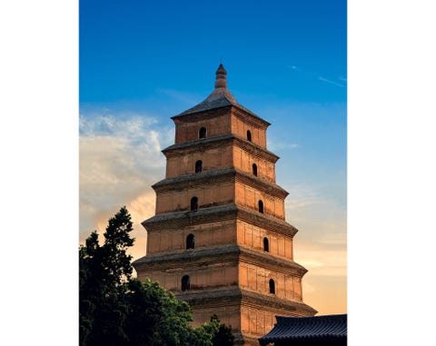 De stad Changan was befaamd om zijn prachtige tuinen en vormde het oostelijke begin en eindpunt van de Zijderoute Onder de welvarende en bruisende Tangdynastie van China werd Changan een van de grootste steden ter wereld en een grote afzetmarkt voor westerse luxegoederen Hier verrees halverwege de zevende eeuw in een tijd van opbloeiende handel met het Westen ook de boeddhistische pagode van de Grote Wilde Gans