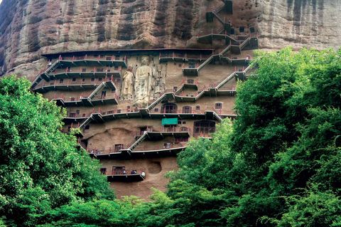 Op verschillende plekken langs het Chinese deel van de Zijderoute werden grotten door boeddhistische monniken uitgehouwen en gedecoreerd Het complex van Maijishan in de provincie Gansu stamt uit de vierde en vijfde eeuw en bestaat uit 194 grotten die in de loodrechte rotswand zijn uitgehouwen