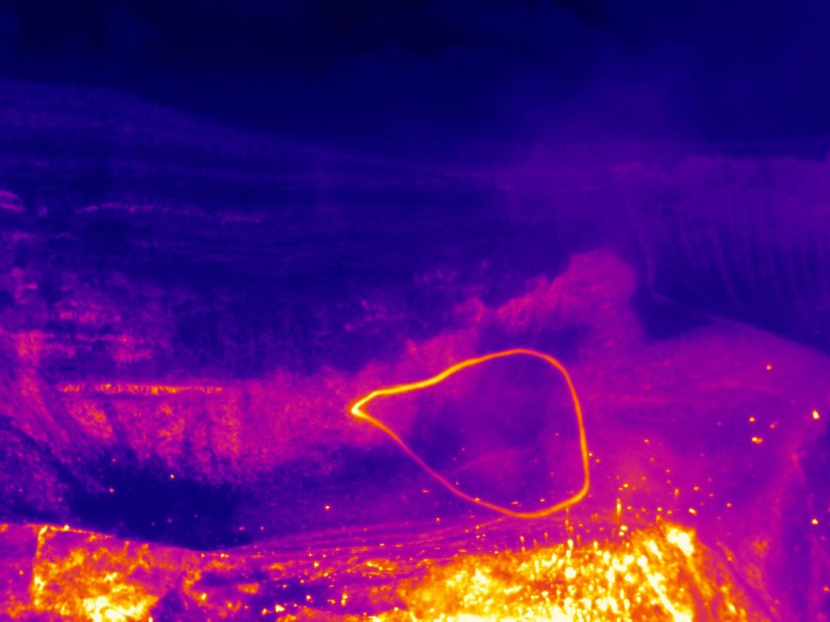 Op deze opname van een infraroodcamera is te zien hoe een rookkring wordt uitgestoten door de kraterpijp van de vulkaan Yasur in Vanuatu De camera was door onderzoekers van de University of Auckland in NieuwZeeland in de buurt van de top van de krater opgesteld Dit soort rookkringen zijn overal ter wereld boven vulkanen geobserveerd maar hoe ze precies ontstonden bleef lange tijd een raadsel