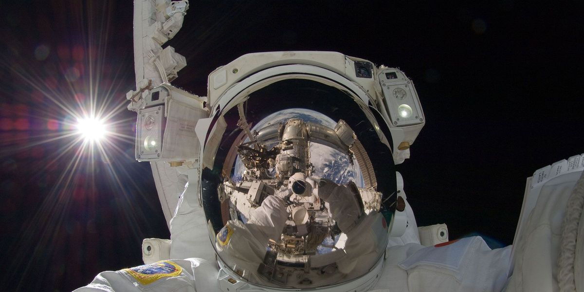 De Japanse astronaut Akihiko Hoshide maakte op 5 september 2012 deze opmerkelijke selfie aan boord van het International Space Station ISS dat zich in een baan om de aarde bevindt
