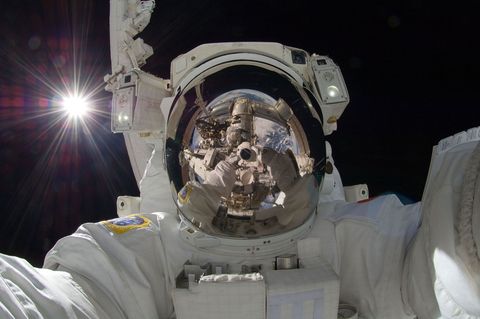 De Japanse astronaut Akihiko Hoshide maakte op 5 september 2012 deze opmerkelijke selfie aan boord van het International Space Station ISS dat zich in een baan om de aarde bevindt