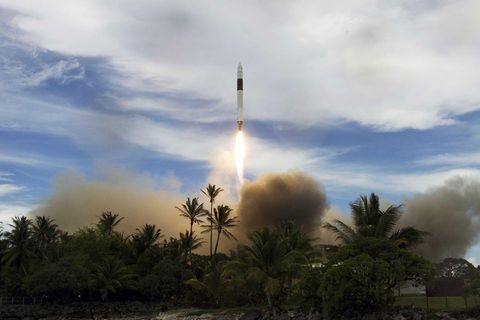 Na drie mislukte lanceringen wist SpaceXdirecteur Elon Musk voldoende fondsen bij elkaar te krijgen om een vierde versie van zijn Falcon 1raket te lanceren Op 28 september 2008 had Musks gok resultaat toen de Falcon 1 als eerste commercieel ontwikkelde raket op vloeibare brandstof in een baan rond de aarde werd gebracht Op de foto is te zien hoe de raket opstijgt van de Reagan Test Site op de Marshalleilanden