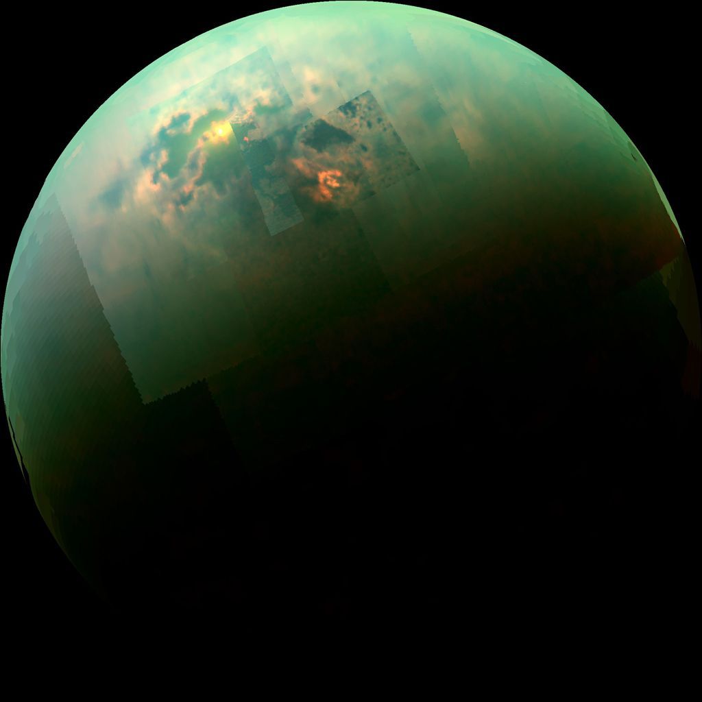 Op deze nabijinfrarood kleurenmozaek van de ruimtesonde Cassini van de NASA is te zien dat zonlicht weerkaatst op de zeen rondom de noordpool van Titan Uit onderzoek op aarde blijkt nu dat wanneer die ijskoude zeen van koolwaterstof verdampen ze mogelijk piepkleine kristalkorreltjes achterlaten van ongebruikelijke mengsels van organische bestanddelen