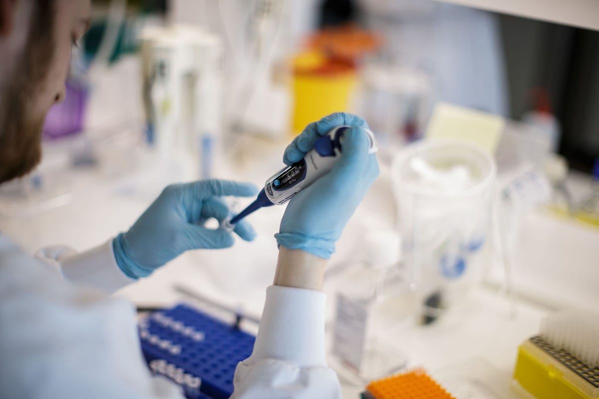 Een onderzoeker werkt op 23 maart 2020 in het onderzoekslaboratorium van de Universiteit van Kopenhagen in Denemarken aan een vaccin tegen het nieuwe coronavirus COVID19