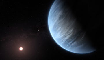 In deze illustratie draait de exoplaneet K218b om een zwakke rode ster De planeet is de eerste van zijn type waarvan is bevestigd dat zijn atmosfeer waterdamp bevat