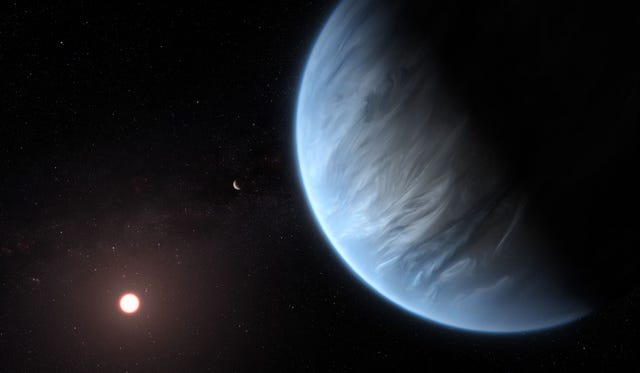 In deze illustratie draait de exoplaneet K218b om een zwakke rode ster De planeet is de eerste van zijn type waarvan is bevestigd dat zijn atmosfeer waterdamp bevat