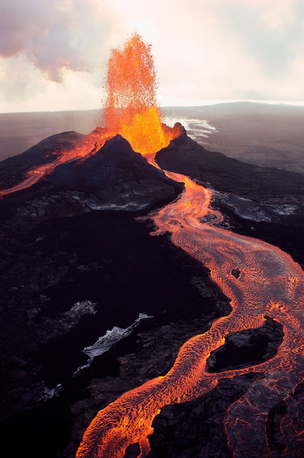 De Puu  de oostelijkste vulkaankegel van de Klauea op het Big Island van Hawa spuwt lava uit