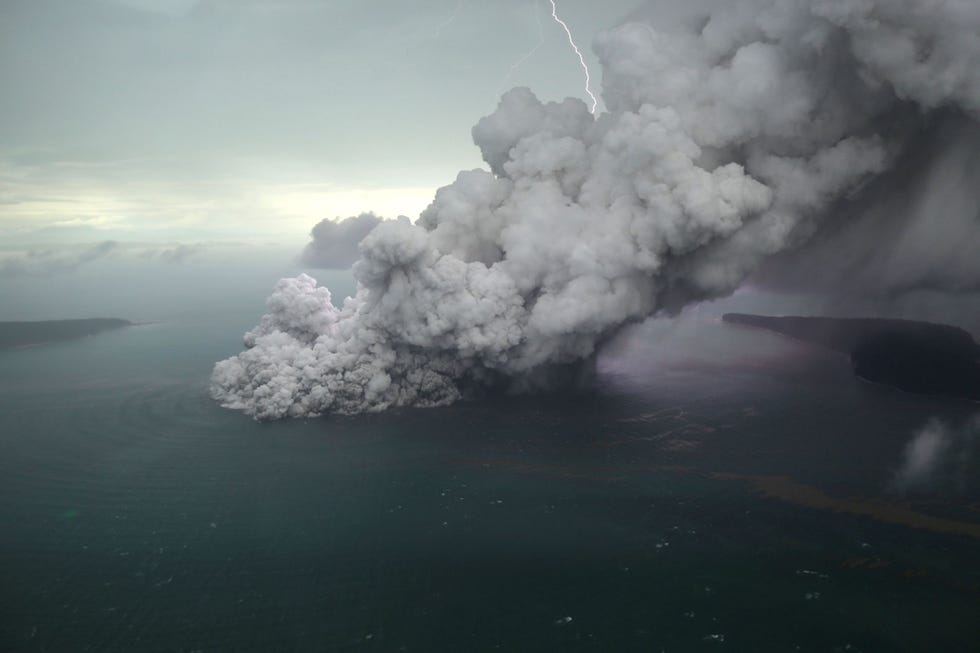 Golvende wolken van verdampt water omhullen de Anak Krakatau aan het begin van het langdurige vulkanische onweer in december 2018