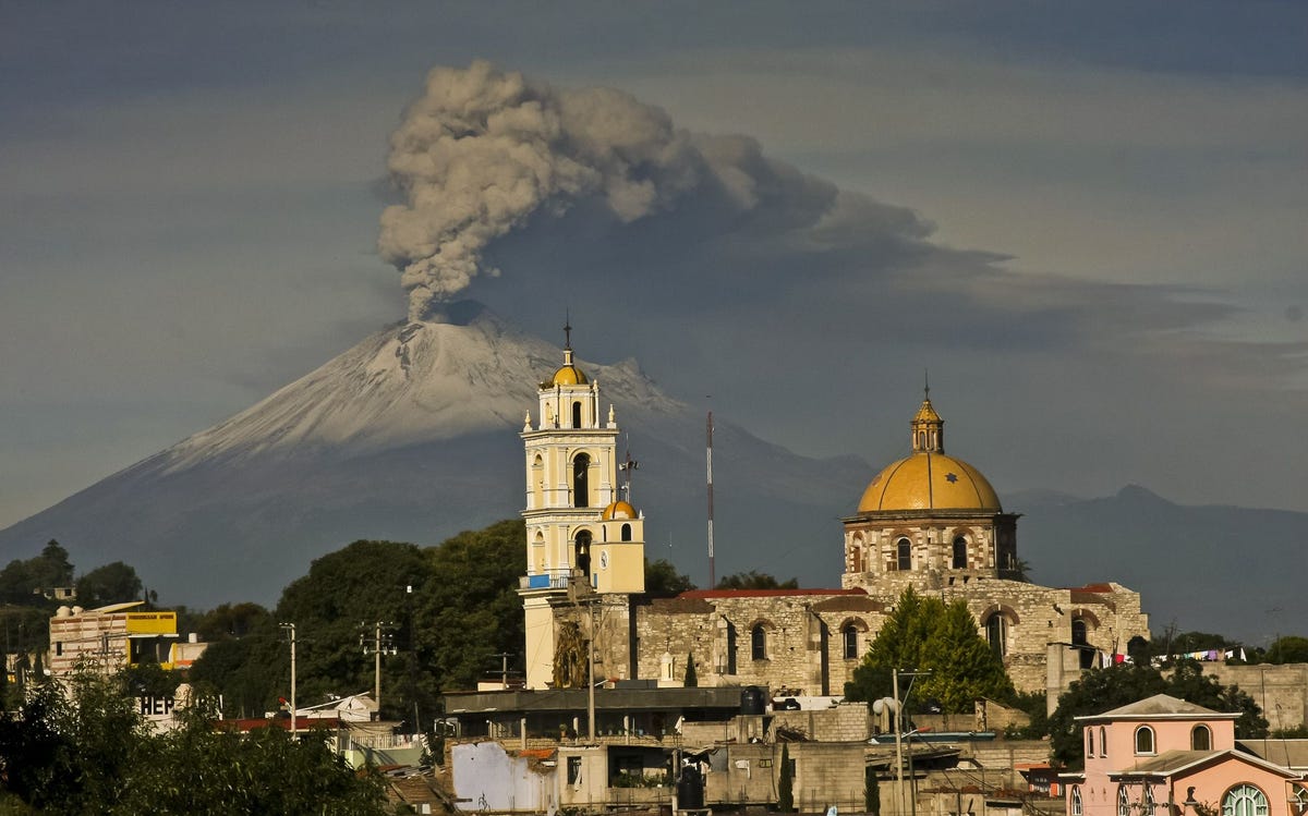 Aswolken stijgen in juli 2013 op uit de Mexicaanse vulkaan Popocatpetl De berg maakt deel uit van de TransMexicaanse Vulkanengordel een regio waar volgens seismologen het risico op een zware aardbeving groter is dan tot nu toe werd aangenomen