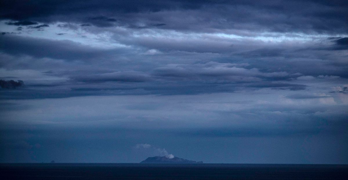 Een aspluim stijgt op 9 december 2019 op uit de actieve vulkaan op het NieuwZeelandse eiland WhakaariWhite Island