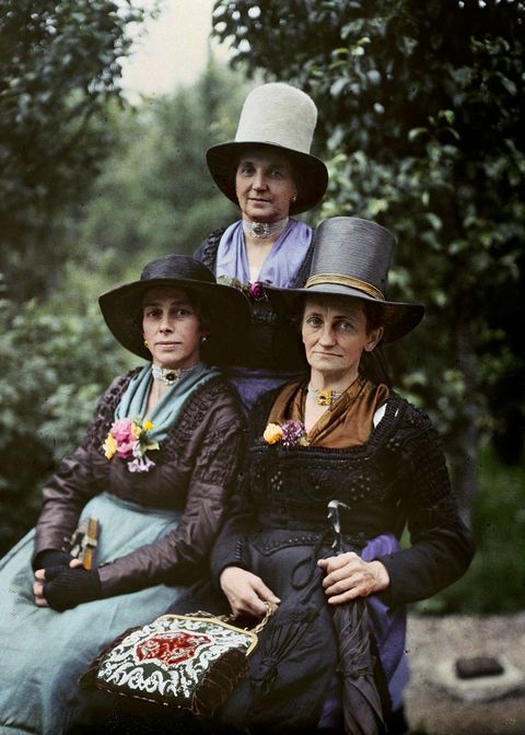 Drie vrouwen die in een bergdorp wonen bij Salzburg Oostenrijk poseren voor de fotograaf Hans Hildenbrand in een autochrome uit 1929 De foto stond in de 100jarige editie van National Geographic in september 1988