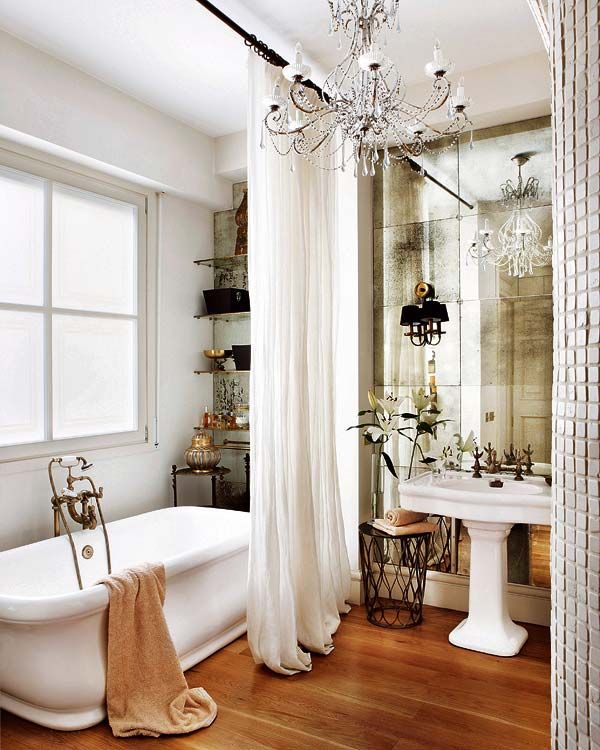 Un precioso cuarto de baño con doble cabina de ducha - Baños