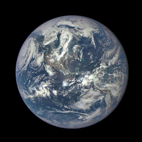IN de zomer van 2015 nam DSCOVR de eerste volledige foto in 43 jaar van de zonverlichte kant van de aarde De foto is genomen op meer dan een miljoen kilometer afstand