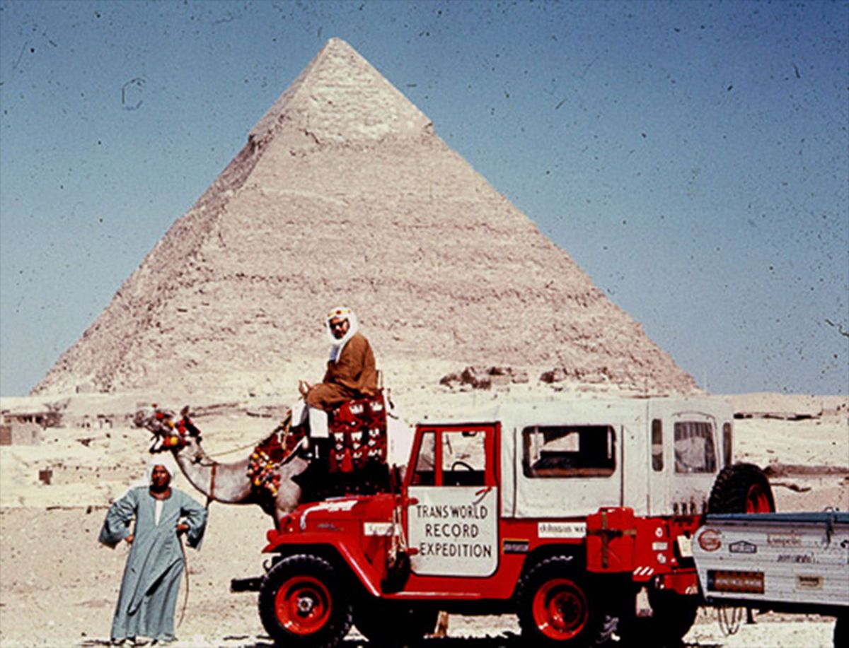 Harold Stephens de medereisleider van Albert Podell bij de Reis om de Wereld recordpoging zit op een kameel genaamd Canada Dry in giza Egypte in juni 1965 Het was ons plan om het record te vestigen van de langste ononderbroken reis per auto om de wereld