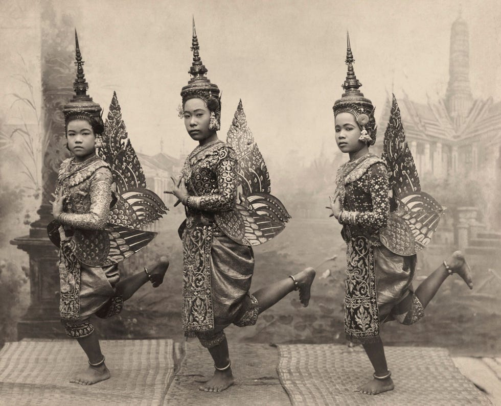 Meisje poseert op het vliegveld van Don Muang voor vliegeniers die Thailand bezochten voor het verhaal uit 1921 van National Geographic From London to Australia by Aeroplane Een persoonlijk verslag van de eerste luchtreis om de halve wereld