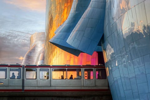 Monorail in Seattle De mix van nieuwe en oude architectuur is een van de redenen waarom ik hier graag ben zegt John Matzick bij zijn foto van de noordwestelijke stad in het Pacifisch gebied Openbaar vervoer is onmisbaar voor steden die de koolstofuitstoot met al zijn warmtevasthoudende eigenschappen willen beperken