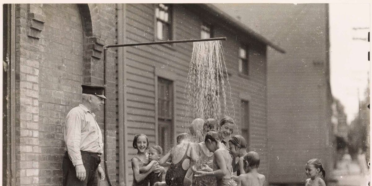 Een spontane douche naast het brandweerstation in Connecticut fleurt de dag van deze kinderen helemaal op