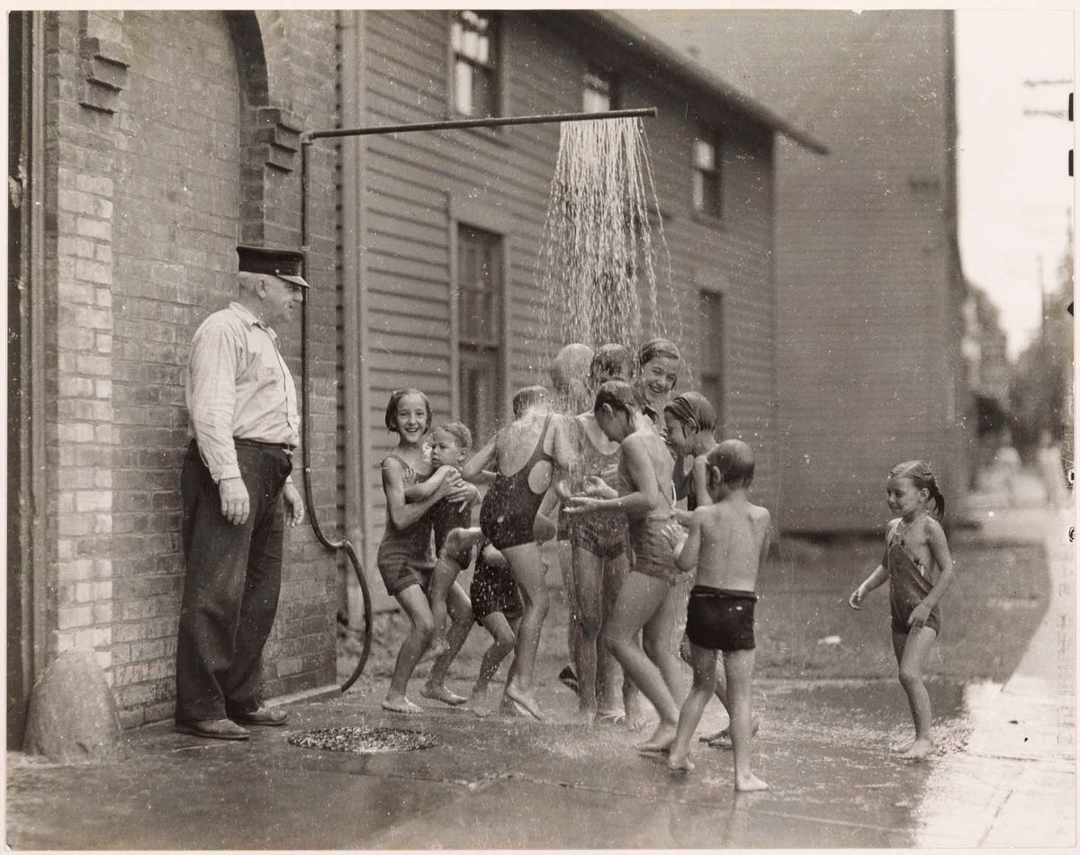 Een spontane douche naast het brandweerstation in Connecticut fleurt de dag van deze kinderen helemaal op