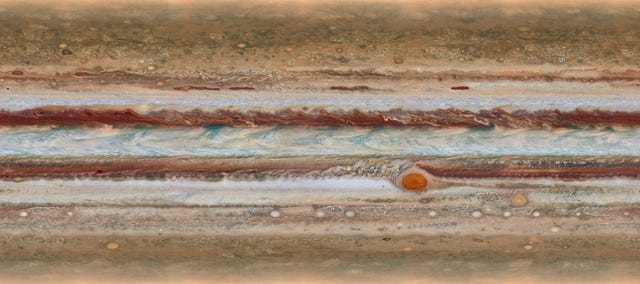 De Grote Rode Vlek van Jupiteru2014een wervelstorm die minstens tweemaal zo groot is als de aardeu2014lijkt steeds ronder te worden nadat hij alleen vorig jaar al met 240 kilometer is gekrompennnn