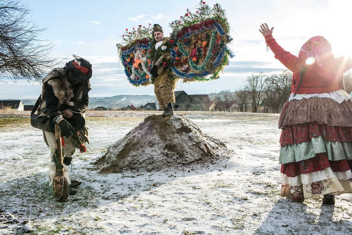 Petro Dragun draagt een uitbundig berenkostuum om het Malanka feest te vieren in Krasnoilsk Oekrane Het kostuum is met de hand gemaakt en valt waarschijnlijk uit elkaar aan het einde van het feest