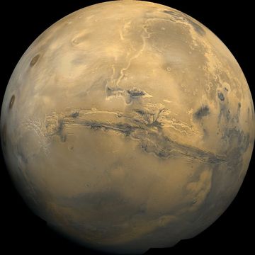 In het centrum van dit fotomozaek van Mars ligt Valles Marineris het grootste canyonstelsel van het zonnestelsel De gapende kloof is vierduizend kilometer lang en is op sommige plekken zeven kilometer diep