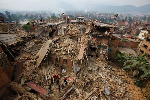 Bergen van puin liggen in de straten van de Nepalese hoofdstad Kathmandu Hier zijn reddingswerkers op zoek naar overlevenden in de stad Bhaktapur in de buurt van Kathmandu