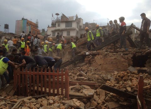 In Kathmandu zijn gebouwen in en rond het Durbarplein omringd door talloze oude paleizen die zijn opgenomen in de Werelderfgoedlijst van de UNESCO bij de aardbeving ingestort Op zoek naar overlevenden hebben reddingswerkers het puin weggeruimd