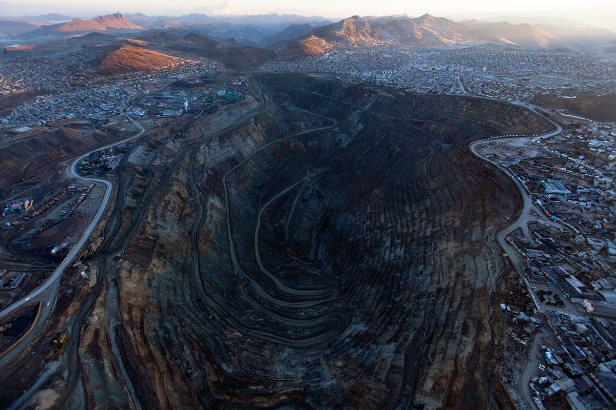 Het oude centrum van Cerro de Pasco in Peru is vrijwel geheel opgeslokt door een 400 meter diepe open mijn die nu wordt gexploiteerd door een dochter van Volcan Compaa Minera De mijn produceert vooral lood en zink